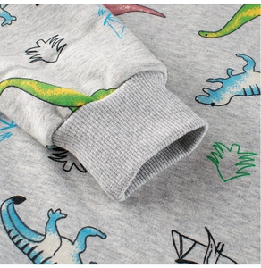 Detalle de los puños elásticos acanalados en sudadera gris para niños con dinosaurios