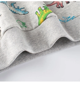 Primer plano de sudadera gris de dinosaurio con puños acanalados y textura de algodón