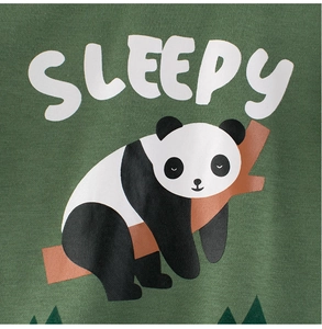 Gros plan de l'imprimé panda mignon et du texte sur sweat-shirt enfant vert foncé