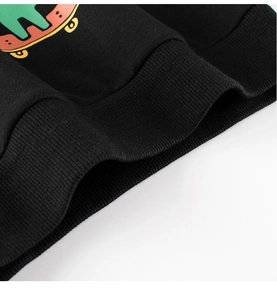 Détail macro des poignets élastiques en maille sur un sweat à capuche noir épais