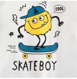 Detail van wit katoenen T-shirt met een gele monster op een skateboard opdruk