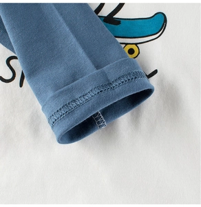 Detailopname van de blauwe geribbelde manchet en katoenen stof op een shirt voor jongens