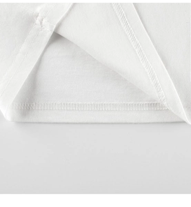 Detail van de dubbele stiksels op de zoom van een wit katoenen kinder t-shirt