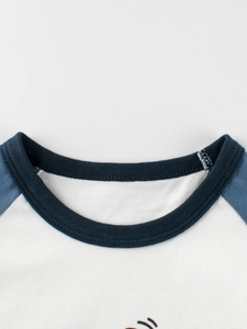 Driekleurig katoenen raglan T-shirt met donkerblauwe ronde hals en blauwe stiksels