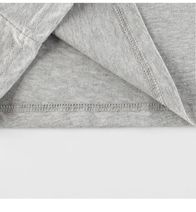 Gros plan détaillé de l'ourlet à double couture sur le t-shirt en coton gris chiné enfant
