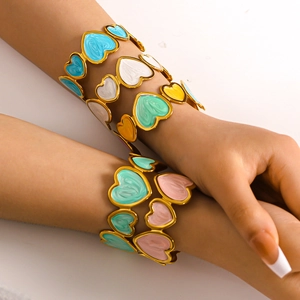 Bracciali a cuore in smalto colorato in acciaio inossidabile indossati da una modella