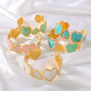 Set bracciali a cuore in acciaio inossidabile con smalto rosa, verde, blu e crema