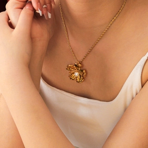 18k gold-plated double-layer flower necklace with pearl on twist rope chain worn by model