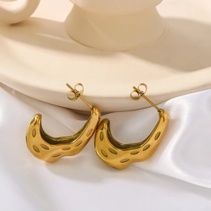 French vintage style 18K gold-plated stainless steel hoop earrings with pleated texture
