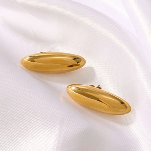 Elegante tropfenförmige Ohrringe aus 18K vergoldetem Edelstahl auf weißem Seidenhintergrund