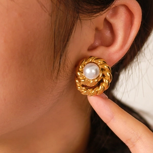 Vintage Ohrringe mit 18K Vergoldung, gedrehtem Metall und Perle für elegante Damen
