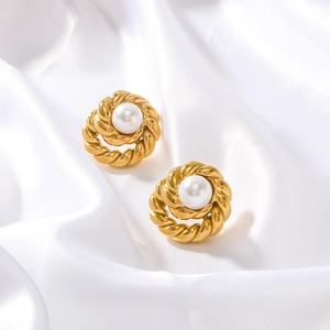 Elegante 18K vergoldete gedrehte Creolen mit weißen Perlen auf Seidenhintergrund