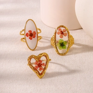 Set di tre anelli in resina dorata con veri fiori secchi naturali in varie forme e stili