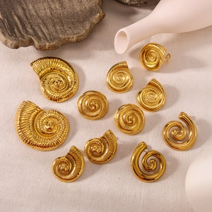 Goldene Muschelohrringe mit Spiralstruktur und 18K vergoldeter Oberfläche für Damen