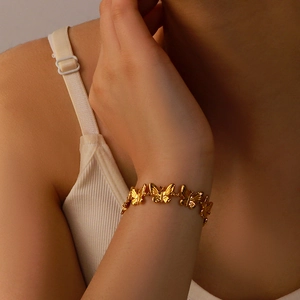 Bracelet en acier inoxydable plaqué or 18K avec pendentifs papillon 3D au poignet
