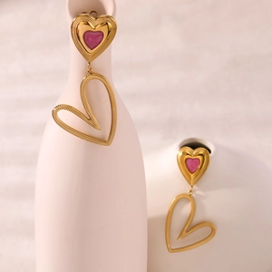 Boucles d'oreilles cœur plaquées or 18 carats avec émail rose sur décor céramique