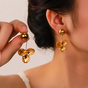 Boucles d'oreilles pendantes en acier inoxydable plaqué or 18 carats avec pétales