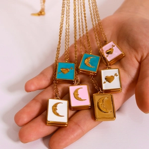 Collier Pendentif En Acier Inoxydable Plaqué Or 18K Émail Coeur Lune Livre Design Bijoux Rétro Pour Femmes