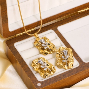 Ensemble de bijoux en acier avec carrés dorés texturés et fleurs de rose argentées