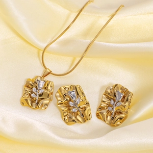 Parure de bijoux dorés texturés avec collier et boucles d'oreilles rose argentée