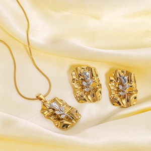 Ensemble bijoux dorés texturés avec rose argentée et chaîne serpent élégante