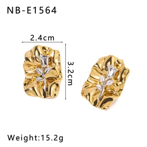 Vue détaillée des boucles d'oreilles bicolores avec dimensions de 3,2 cm et poids