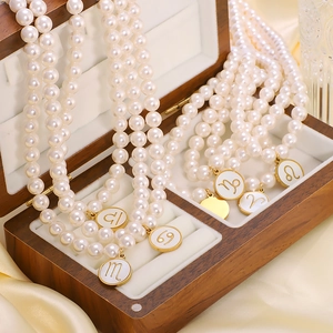 Elegante 12 Sternzeichen Perlenkette Set mit Goldanhängern in hochwertiger Holz-Geschenkbox