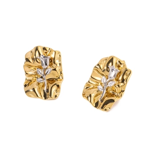Boucles d'oreilles bicolores en acier avec texture dorée et motif de rose argentée