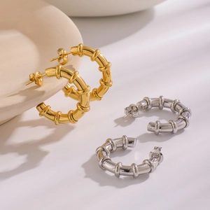 Boucles d'oreilles créoles en C avec texture bambou en finitions dorée et argentée