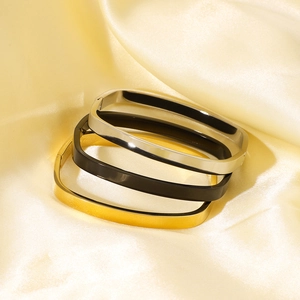 Lot de trois bracelets carrés en acier inoxydable poli, coloris or, argent et noir