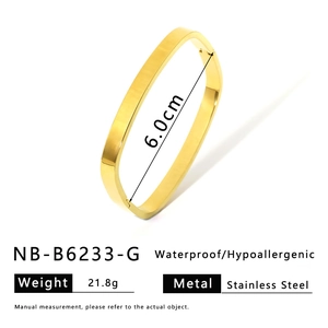 Détail d'un bracelet doré en acier inoxydable aux propriétés hypoallergéniques