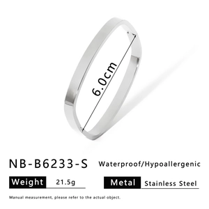 Gros plan d'un bracelet carré en acier poli argenté montrant le diamètre de 6,0 cm et texture