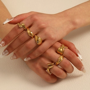 Ensemble de bagues géométriques plaquées or 18 carats en acier inoxydable sur main