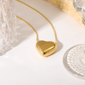 Poliertes 18K Gold Herzanhänger Halskette an minimalistischer Schlangenkette