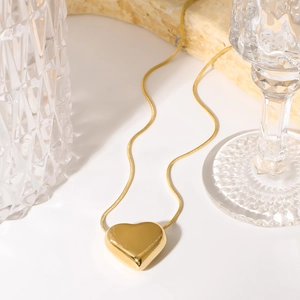 Minimalistische Halskette aus 18K vergoldetem Edelstahl mit Herzanhänger und Schlangenkette