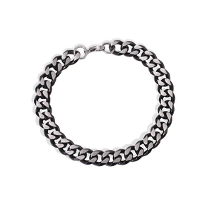 Dettaglio del bracciale a maglia cubana bicolore nero e argento con chiusura a moschettone