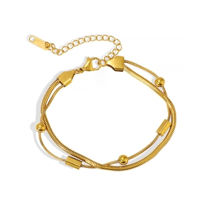 Dettaglio di bracciale dorato a doppio strato a maglia serpente con perle e chiusura a moschettone