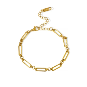Dettaglio del bracciale a maglia paperclip dorata con targhetta S.Steel e chiusura a moschettone
