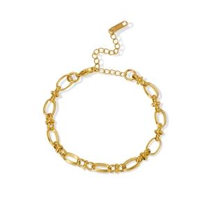 Dettaglio di un bracciale a catena intrecciata dorata con chiusura a moschettone