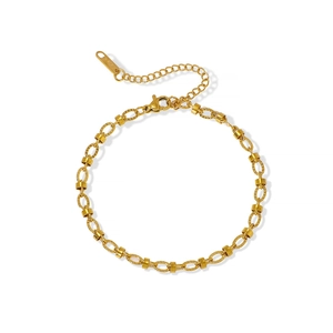 Dettaglio macro del bracciale a catena dorata con chiusura a moschettone e catenella