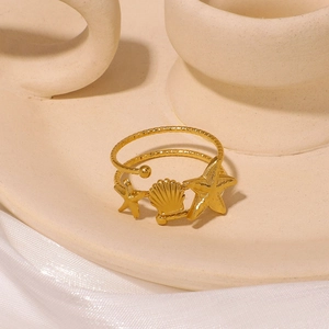 Bague double couche plaquée or 18 carats ajustable avec breloques étoile et coquillage