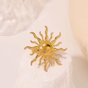 Bague soleil en acier inoxydable doré avec lignes ondulées sur socle en pierre