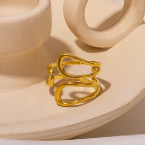 Bague moderne en acier inoxydable plaqué or 18 carats au design de vague abstrait