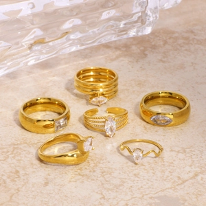 Set di anelli in acciaio al titanio dorato con vari design geometrici con diamanti