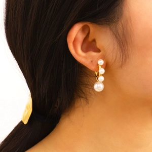 Élégantes boucles d'oreilles en or 18 carats avec quatre perles blanches dégradées