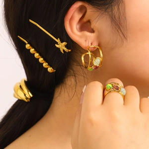 Parure de bijoux dorés avec bague en pierre, boucles d'oreilles, barrette étoile et élastique