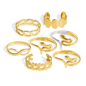 Set di sette bracciali in acciaio inossidabile placcato oro con motivi serpente e geometrici