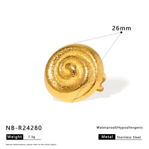 Detail van gouden roestvrijstalen spiraalring met hamertextuur en een diameter van 26mm