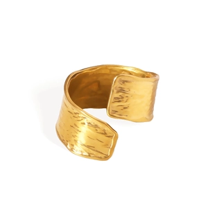 Anello aperto dorato geometrico con trama martellata e design a linee ondulate