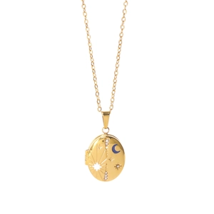Collier médaillon ovale doré avec pendentifs lune et étoiles au design céleste rétro